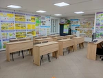 Навчальний клас автошколи «Антарес» у Чернігові (просп. Левка Лук'яненка, 14) з обладнаними місцями для учнів та навчальними плакатами